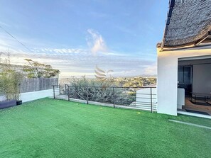 terrasse avec coin repas 