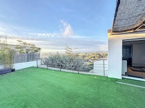 terrasse avec coin repas