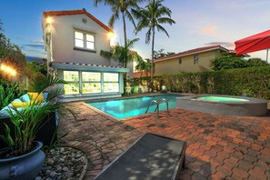 Relax in the evening by the poolside.