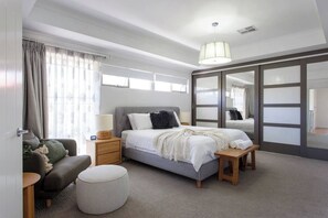 Elegant Large bedroom with ensuite bathroom and tub