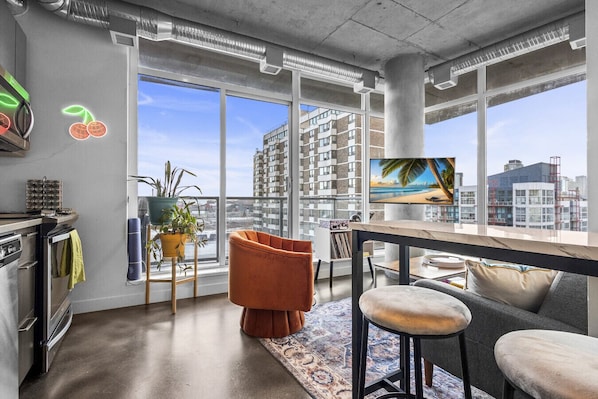 Corner unit with spectacular city views