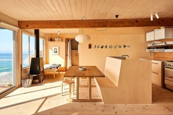 Living Area/Dining