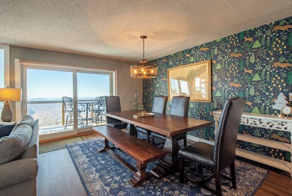 Dining area for 7 with amazing views! 