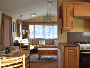 Kitchen/diner | Lapwing 32 - Ruby’s Cayton Bay Beach Breaks, Cayton, near Scarborough