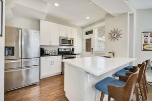 Kitchen island / breakfast bar