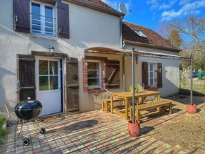 L'entrée avec terrasse sous sa pergola