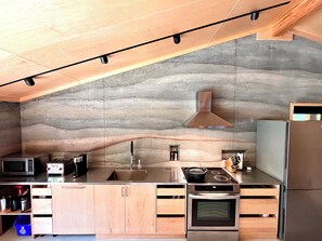 Well-quipped equipped kitchen with dishwasher 