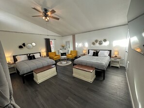 Bedroom/Sitting area