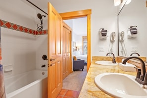 Indoors, Sink, Sink Faucet, Bathtub, Tub