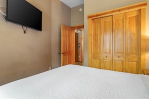 Indoors, Screen, TV, Bed, Furniture