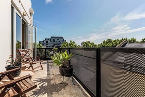 Enjoy your morning coffee or a relaxing sundowner on the private balcony, which overlooks the Collingwood cityscape. 