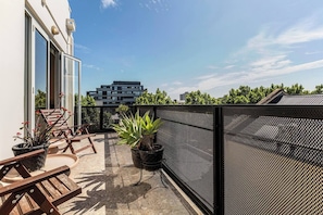 Enjoy your morning coffee or a relaxing sundowner on the private balcony, which overlooks the Collingwood cityscape.