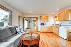 Kitchenette | Hot Plate | Keurig Coffee Maker