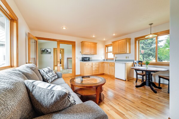 Oakland Vacation Rental | 1BR | 2BA | 3 Steps to Enter | 300 Sq Ft