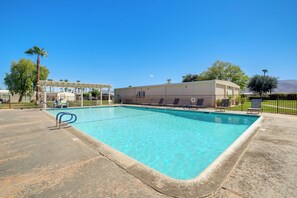 Palm Desert Resort Country Club | Outdoor Pool