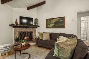 Cozy up by the electric fireplace and enjoy movie nights on the TV – the ideal setting for warmth and entertainment.
