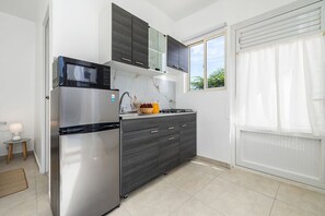 Prepare delicious meals in a sleek and modern kitchen designed for both style and functionality. Equipped with high-end appliances, ample counter space, and a full set of cookware, this kitchen has everything you need.