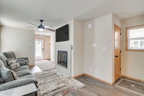Living Room | 1st Floor | Smart TV | Fireplace