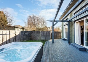 Roydon Two Bedroom Lodge with Hot Tub (Pet) - Roydon Marina Village, Roydon