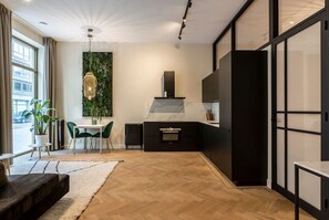 Er ligt in het geel appartement een houten visgraat parketvloer. We maken gebruik van het lichtsysteem van Casambi.