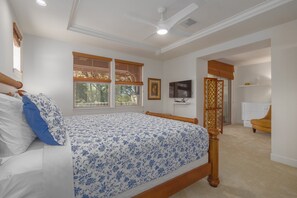 King sized bed, there is a pull out bed in the sitting area.