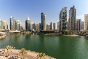 Blissful holiday rental with a panoramic balcony over Dubai Marina