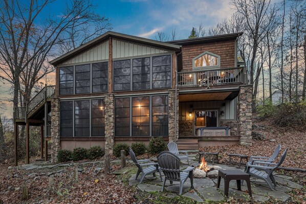 Firepit, friends, and forest feels. This is what getaway dreams are made of!