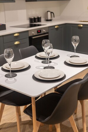 Dining / Restaurant