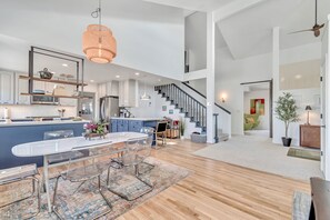 Check out the gorgeous mid-century architecture! 