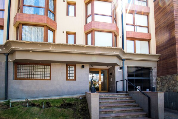 Vista frontal de la propiedad