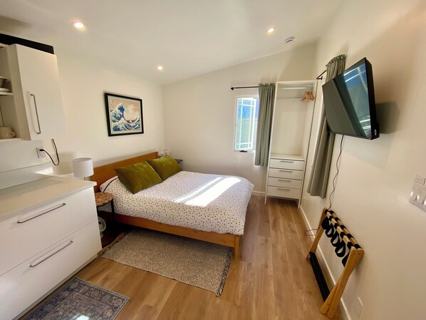 Studio Bedroom with Queen bed