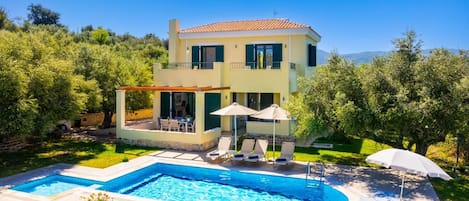 Beautiful villa with private pool and terrace with sea views