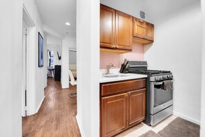 Closed kitchen fully equipped.