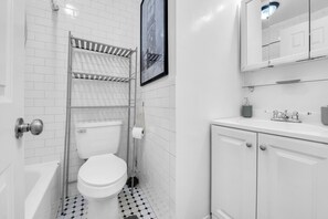 Fully equipped bathroom for everyones needs. 