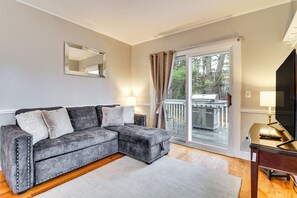Living Room | Queen Sleeper Sofa | Flat-Screen TV w/ Cable | Free WiFi