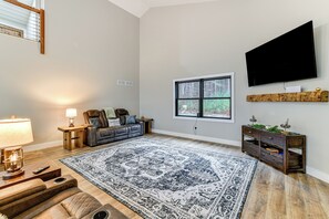 Living Room | 1st Floor | Smart TV | Free WiFi | Central A/C | Gas/Boiler Heat