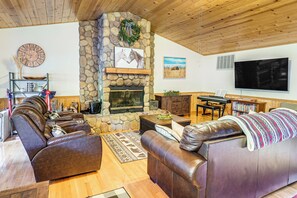 Living Room | Full Sleeper Sofa | Electric Piano | Smart TV | Children's Books