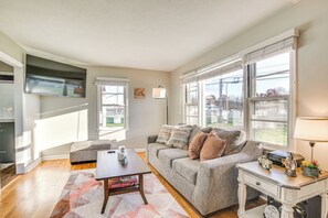 Living Room | Smart TV | Books/Board Games