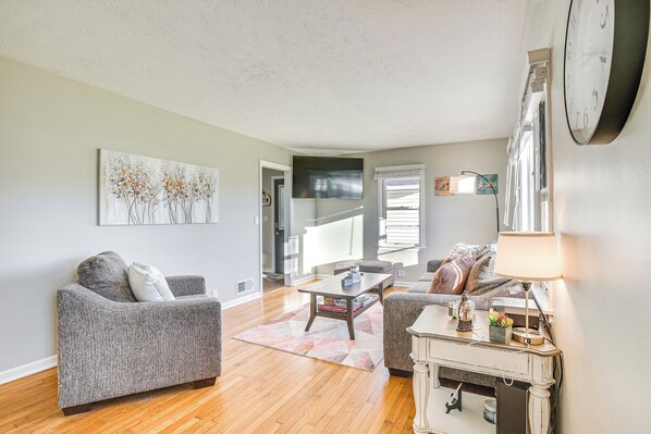 Newark Vacation Rental | 2BR | 1BA | 944 Sq Ft | 3 Steps Required