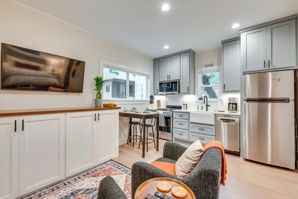 Atlanta Vacation Rental | Studio | 1BA | 275 Sq Ft | 5 Steps Required