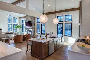 Beautiful, fully equipped gourmet kitchen.