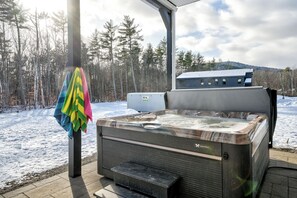 Enjoy the salt water hot tub with stunning mountain and ledge views!