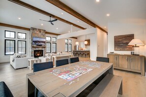 Plenty of room for dining, puzzels or games. 