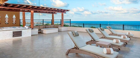 Outdoor spa tub