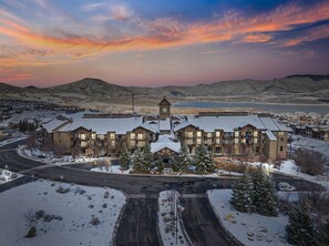 The Mason 2003 2005 - A luxury Park City vacation rental with breathtaking sunset scenery.