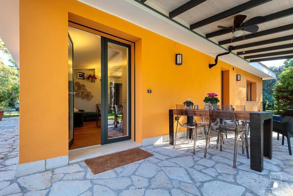 Outdoor dining