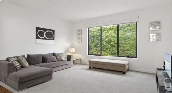 Lounge 1