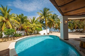 Rising Moon Villa - 3-Bedroom Beachfront w/ Pool (4528)