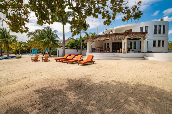Rising Moon Villa - 3-Bedroom Beachfront w/ Pool (4526)