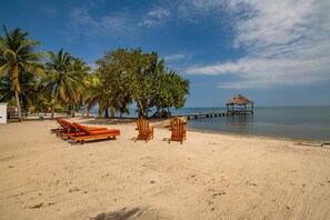 Rising Moon Villa - 3-Bedroom Beachfront w/ Pool (4532)